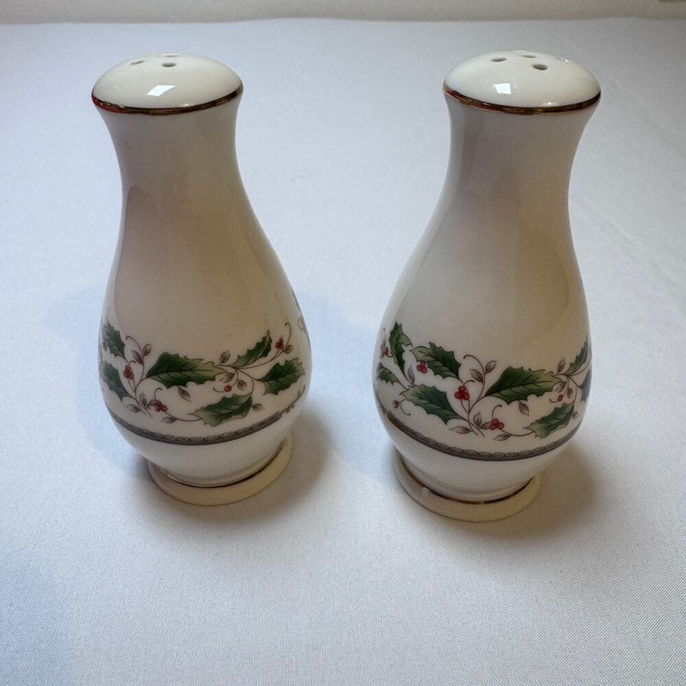 Vintage Japan Christmas Holly Berry Salt Pepper Shakers Porcelain Gold Trim